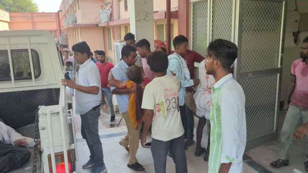 बस चलाते समय चालक कर रहा था मोबाइल पर बात