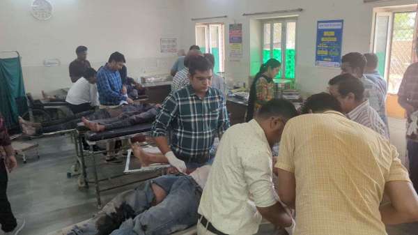 बस चलाते समय चालक कर रहा था मोबाइल पर बात