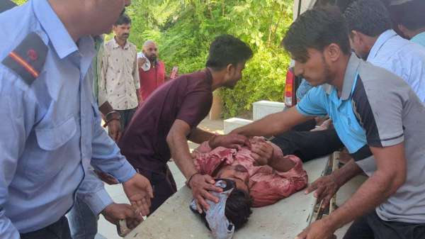 बस चलाते समय चालक कर रहा था मोबाइल पर बात