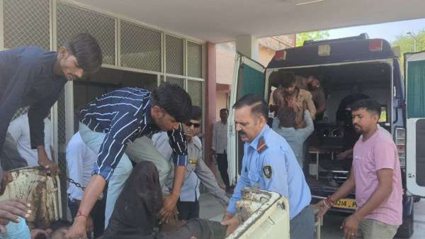 बस चलाते समय चालक कर रहा था मोबाइल पर बात