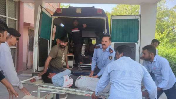 बस चलाते समय चालक कर रहा था मोबाइल पर बात