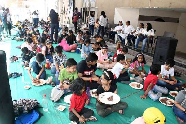 वडोदरा में बच्चों ने मिट्टी से बनाई गणपति की मूर्तियां