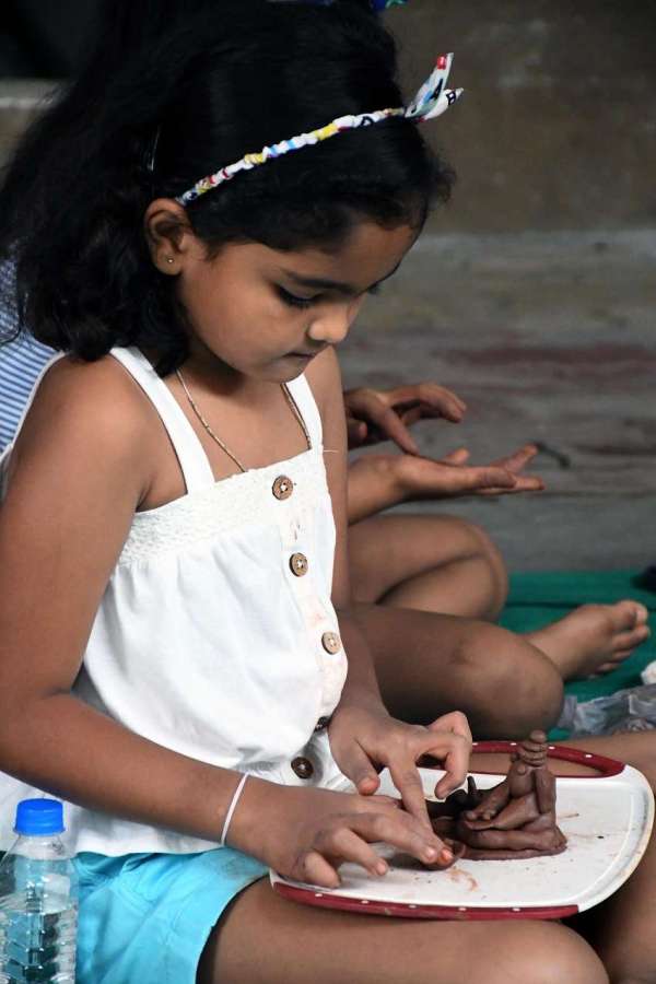 वडोदरा में बच्चों ने मिट्टी से बनाई गणपति की मूर्तियां