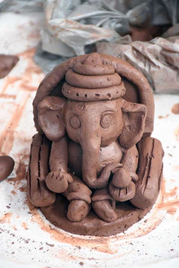 वडोदरा में बच्चों ने मिट्टी से बनाई गणपति की मूर्तियां