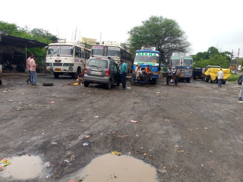 गंज बस स्टॉप पर स्थाई रूप से खड़ी बसें