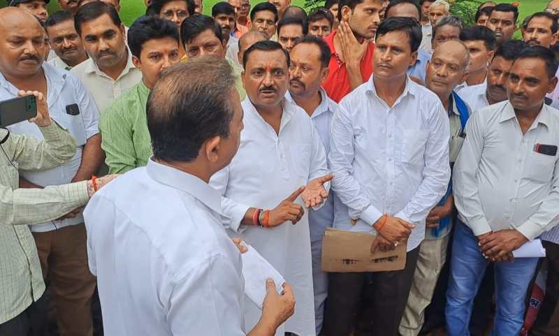 सांसद को ज्ञापन देते शिक्षामित्र संगठन के पदाधिकारी