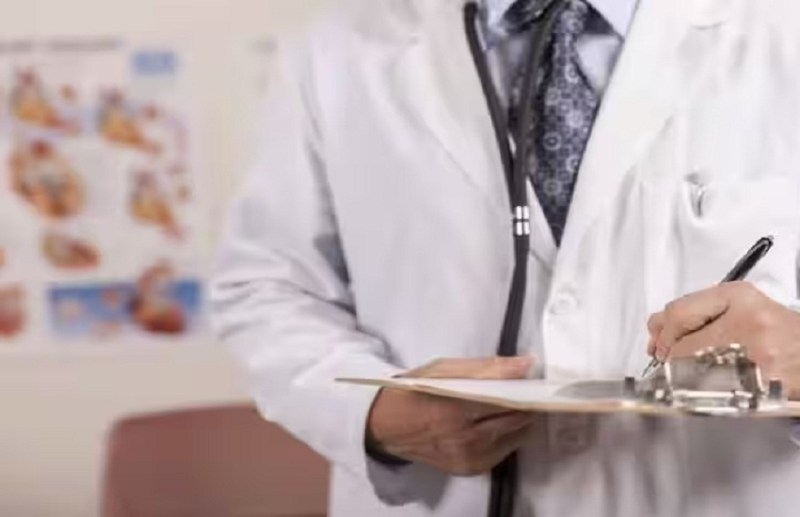 डॉक्टर के इलाज ने छीनी जिंदगी.. टाइफाइड बताकर युवती का ऐसे किया इलाज, मौत