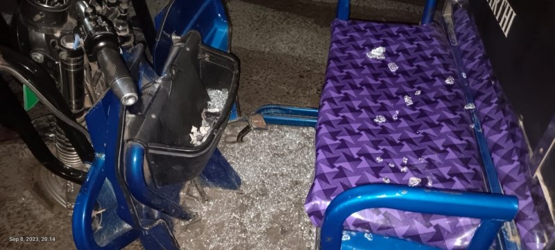 सडक़ पर खड़े वाहनों के थाना प्रभारी ने तोड़े कांच, चालकों ने घेरा थाना