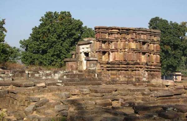 चैतुरगढ़ के प्राकृतिक दीवारे पर्यटकों को आकर्षित करती है