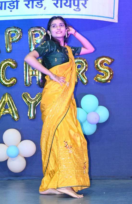  इस अवसर पर स्टूडेंट्स ने टीचर्स के लिए कई तरह के कॉम्पिटिशन रखे थे।