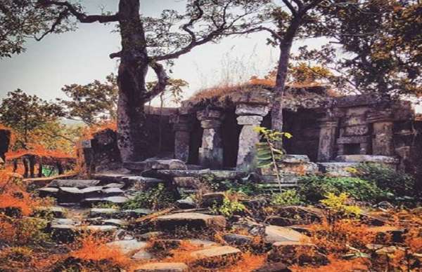 चैतुरगढ़ अपनी प्राकृतिक सौंदर्य के लिए सुप्रसिद्ध है