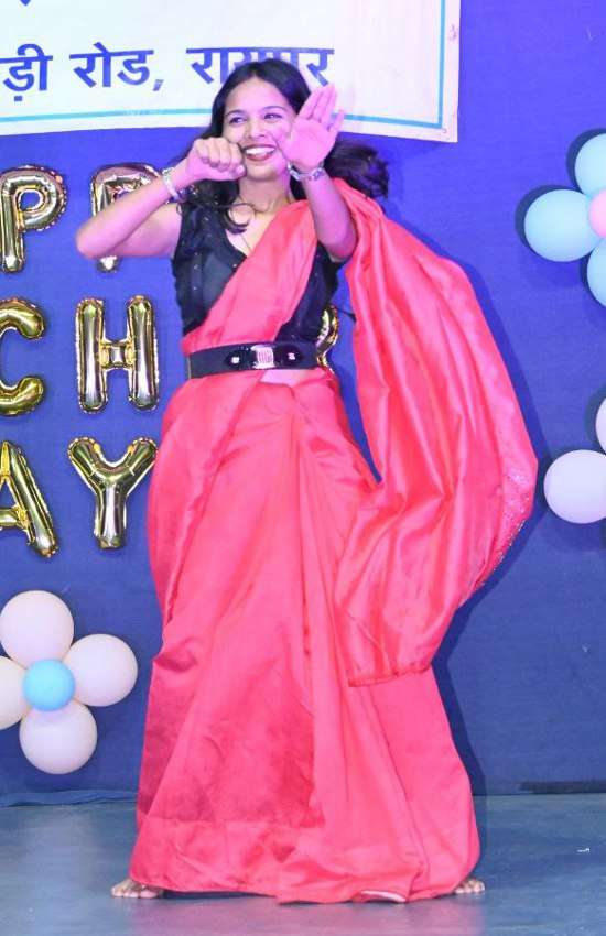  कई स्टूडेंट्स ने बालीवुड सांग पर जोरदार अपना परफार्मंस दिया ।