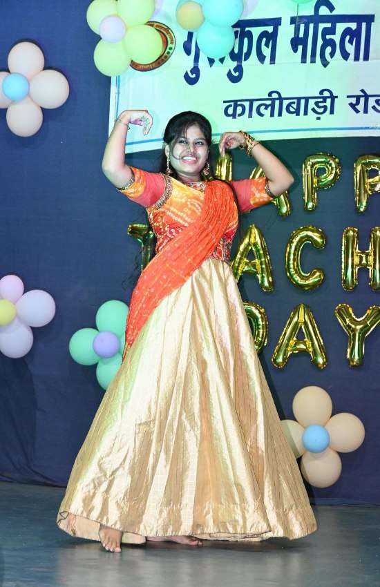  कार्यक्रम के अंतिम दौर में टीचर्स और स्टूडेंट्स स्टेज पर साथ थिरकते नजर आए।