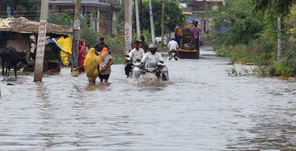 Colonies remained submerged in waterlogging, administration kept sweating on VIP tour...see pictures