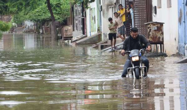 Colonies remained submerged in waterlogging, administration kept sweating on VIP tour...see pictures