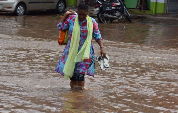 Colonies remained submerged in waterlogging, administration kept sweating on VIP tour...see pictures
