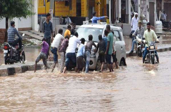 Colonies remained submerged in waterlogging, administration kept sweating on VIP tour...see pictures