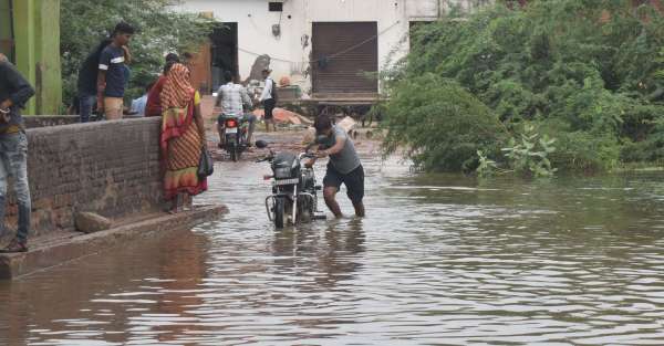 Colonies remained submerged in waterlogging, administration kept sweating on VIP tour...see pictures