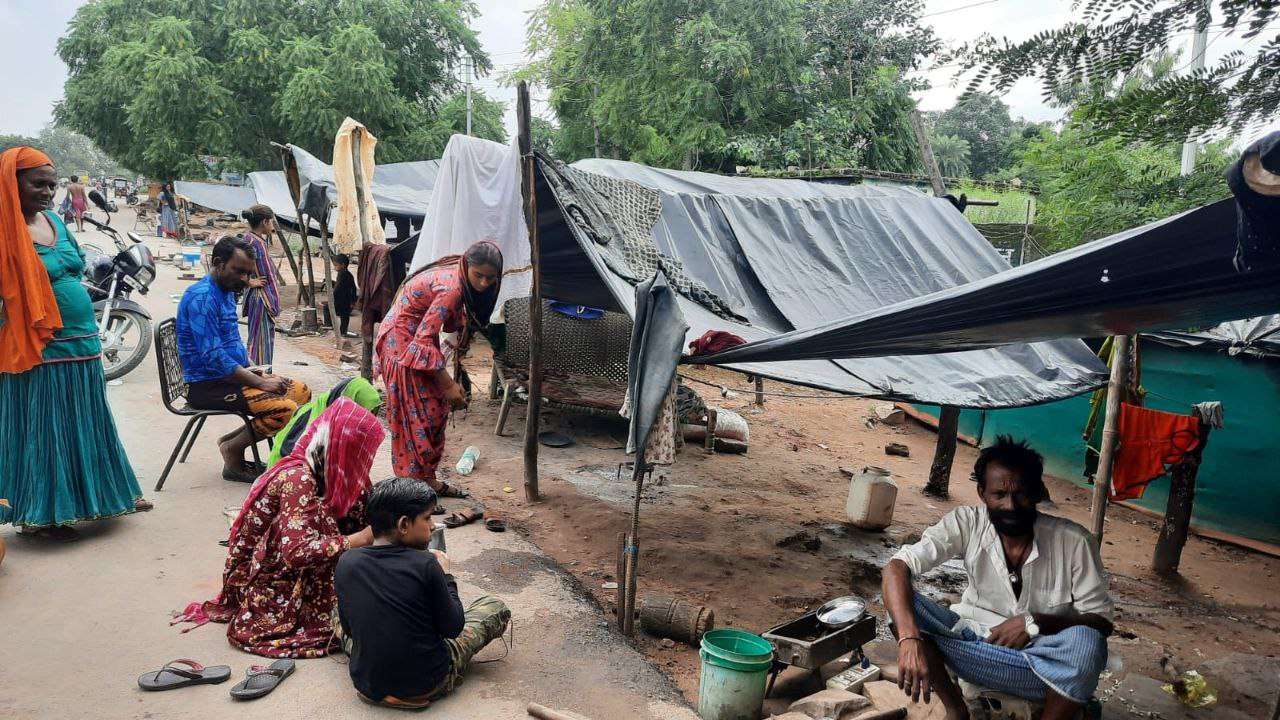 सडक़ किनारे प्लास्टिक के घर बनाकर रहे रहे लोग