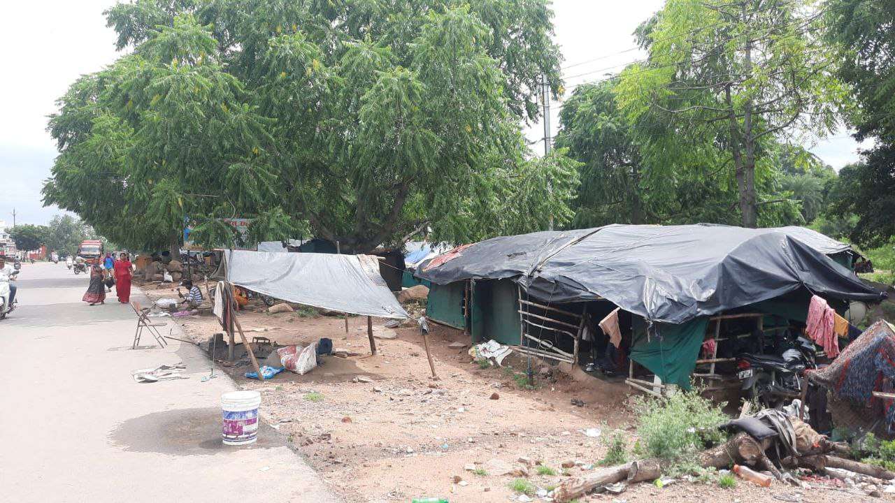 सडक़ किनारे प्लास्टिक के घर बनाकर रहे रहे लोग