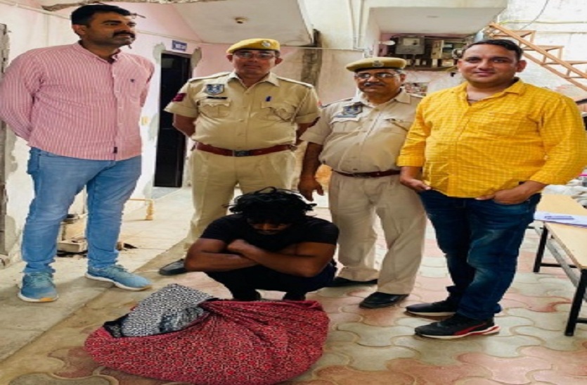 फैक्ट्री से कपड़ा चुराने वाला बदमाश गिरफ्तार