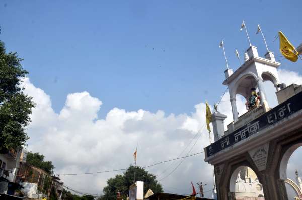 धूप छॉव के बीच बारिश