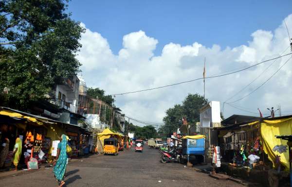 धूप छॉव के बीच बारिश  