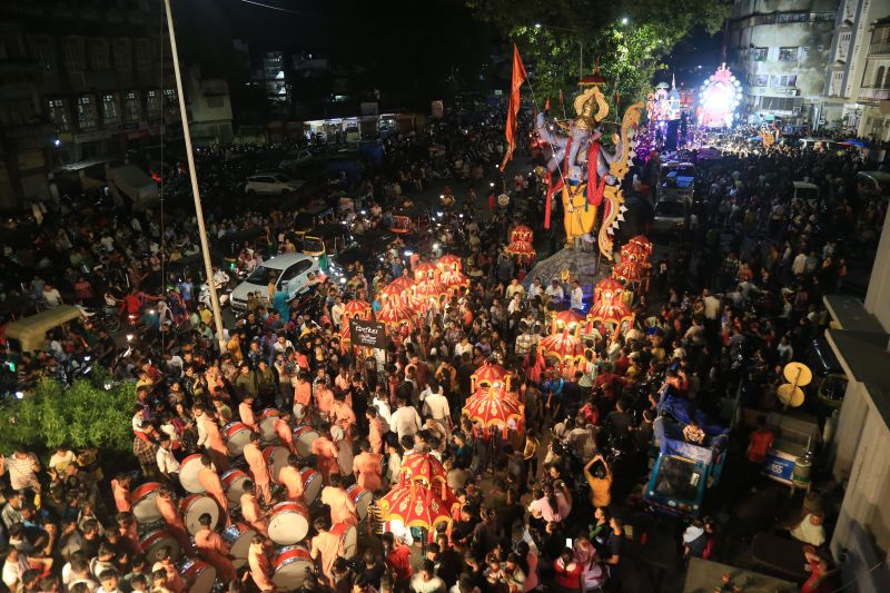 GANESH MAHOTSAV : विघ्नहर्ता गणेश के स्वागत में सूरती खर्च रहे हैं 5 से 10 लाख रुपए