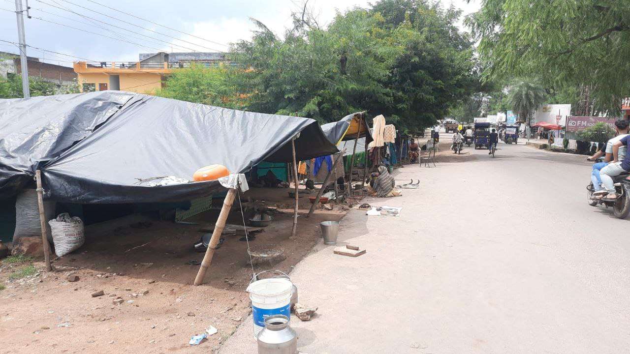 सडक़ किनारे प्लास्टिक के घर बनाकर रहे रहे लोग