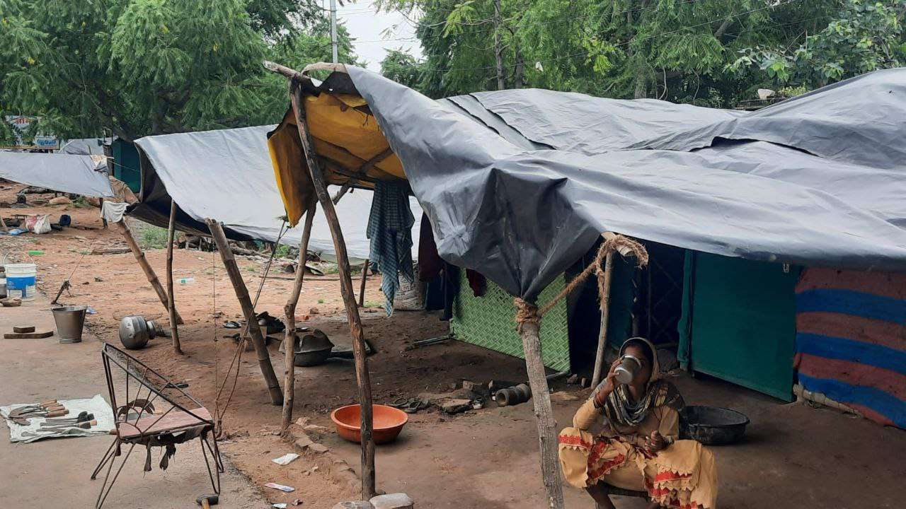 सडक़ किनारे प्लास्टिक के घर बनाकर रहे रहे लोग