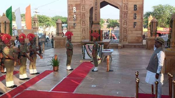 गार्ड ऑफ ऑर्नर देते बीएसएफ के जवान