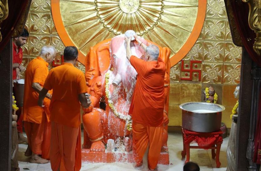 panchamrit_abhishek_in_ganesh_temple.jpg