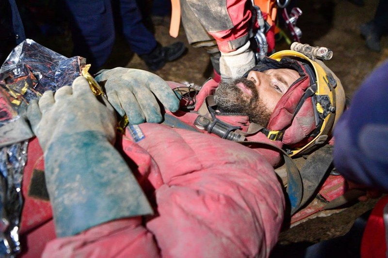 3400 फीट गहराई पर गुफा में फंसे अमरीकी रिसर्चर को 9 दिन बार सुरक्षित बाहर निकाला