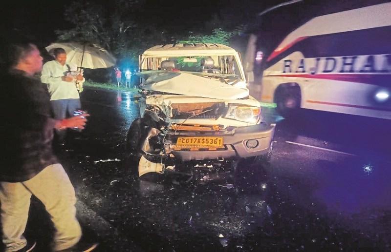 Accident in Jagdalpur! Following vehicle and tipper collided, 4 injured