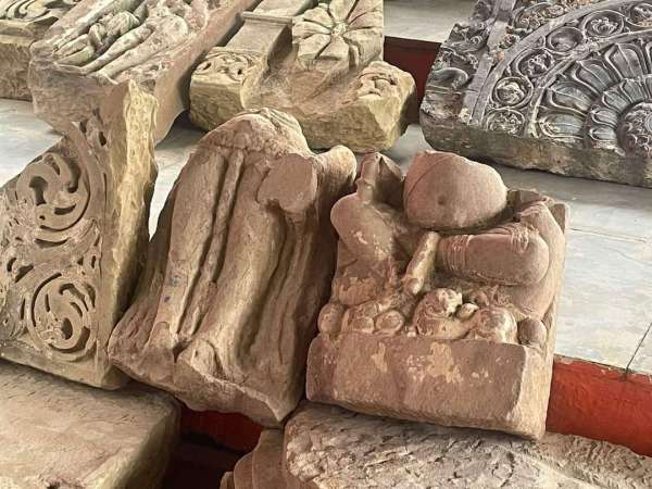 प्राचीन कसौटी के खंभे, लंबा शिवलिंग, पत्थरों पर शंख चक्र बने निशान, खंडित मूर्तियां 