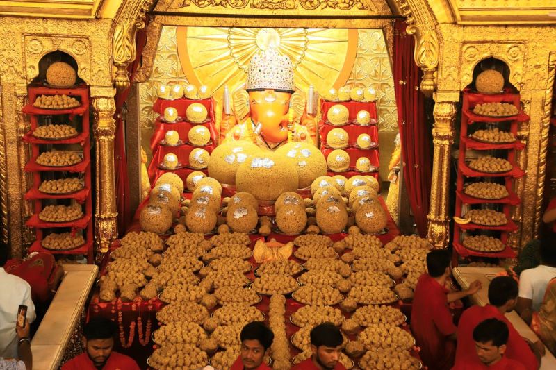 Ganesh Chaturthi 2023: मोदकों के बीच विराजे मोती डूंगरी गणेशजी, धारण किया रत्न जड़ित मुकुट