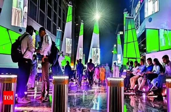 कोलकाता के साल्टलेक सेक्टर 5 में आरडीबी मॉल से इन्फिनिटी बेंचमार्क तक सड़क संख्या 25 पर पडेस्ट्रीअन प्लाजा का उद्घाटन मंगलवार को शहरी विकास मंत्री फिरहाद हकीम ने किया। इस अवसर पर राज्य के अग्निशमन मंत्री सुजीत बोस भी उपस्थित थे।