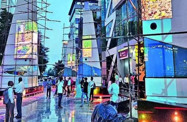 नबादिगंता इंडस्ट्रियल टाउनशिप अथॉरिटी की ओर से विकसित पडेस्ट्रीअन प्लाजा में किसी भी मोटर वाहन को इस क्षेत्र में प्रवेश करने की अनुमति नहीं दी जाएगी। इसमें चमकदार रोशनी योजना के साथ कई स्टील और ग्लास ओबिलिस्क हैं और ऑडियो-विजुअल के साथ एक जीवंत वातावरण बनाने के लिए सड़क कला का काम किया गया है।