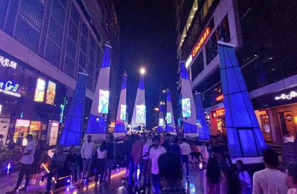 60 मीटर की दूरी को पूरी तरह से नया रूप दिया गया है। अंधेरा होने के बाद यह क्षेत्र चमकदार रोशनी से जगमगा उठेगा। इससे यह न्यूयॉर्क टाइम्स स्क्वायर जैसा अनुभव देगा। यह युवाओं को काफी पसंद आएगा।