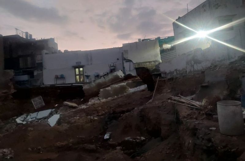 .पड़ोस के मकान का हिस्सा भी ढहा