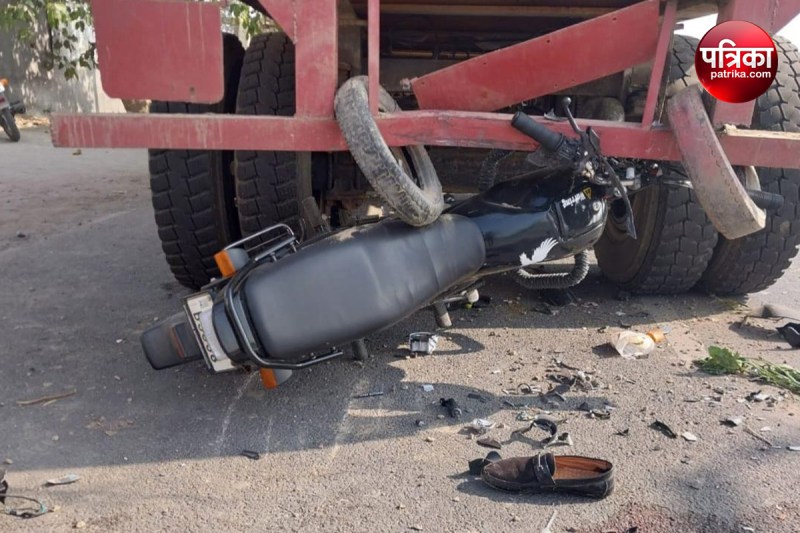 Sambhal Accident: तेज रफ्तार ट्रक की टक्कर से बाइक सवार महिला की मौत, पति और तीन मासूम घायल