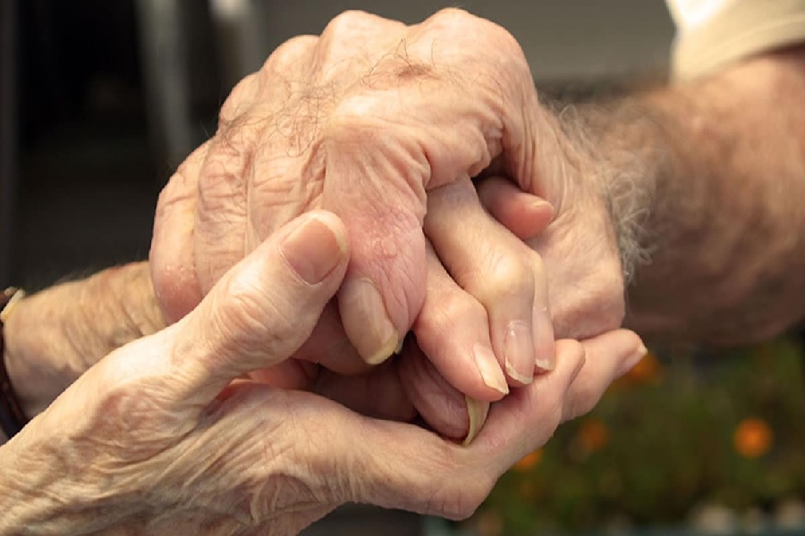 आपकी बात, परिवार में बुजुर्गों की उपेक्षा क्यों हो रही है?