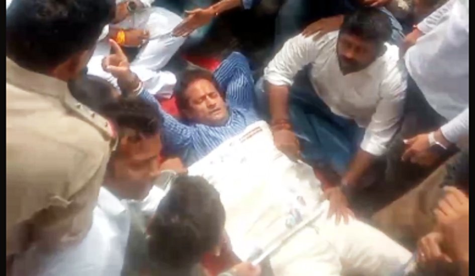 कांग्रेसियों ने पटरी पर लेटकर किया प्रदर्शन, ट्रेनों के पहिए थमे