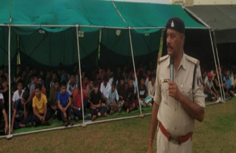 कार्रवाई के बाद भी नहीं सुधर रहे लोग.. ऐसे चला चला रहे सड़क पर गाडी, दूसरे की जान भी डाल रहे जोखिम में