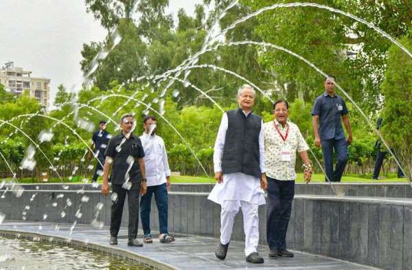 मुख्यमंत्री ने डेढ़ घंटे तक पार्क का किया भ्रमण