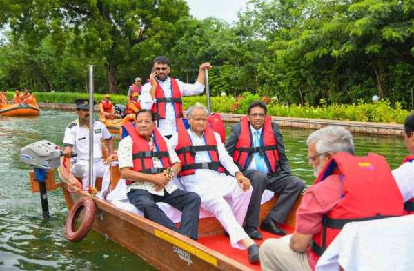 मुख्यमंत्री ने डेढ़ घंटे तक पार्क का किया भ्रमण