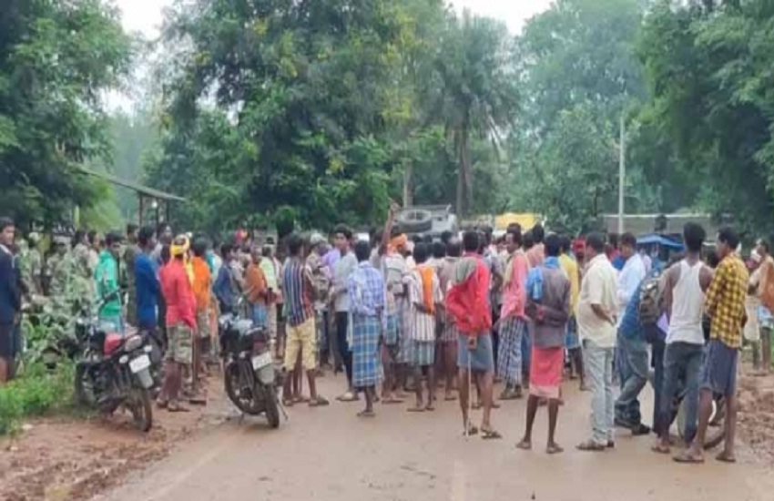 धर्मांतरित महिला के मौत पर विवाद, शव दफनाने पर ग्रामीणों ने मचाया हंगामा, किया अंतिम संस्कार