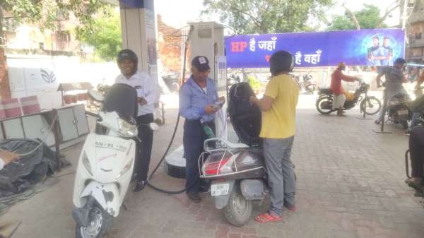 वहीं सुबह 10 बजे से पहले और शाम 6 बजे बाद पेट्रोल पंपों पर पेट्रोल-डीजल लेने वालों की लम्बी कतारें लगी रहीं।