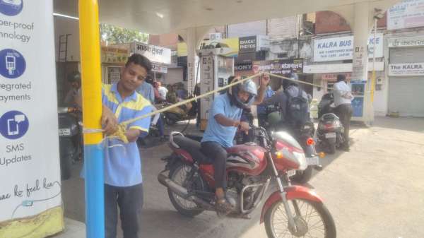 आज भी पेट्रोल पंपों पर सुबह 10 से शाम 6 बजे तक पेट्रोल-डीजल नहीं मिलेगा। पेट्रोल-डीज़ल पर वैट घटाने को लेकर राज्य सरकार और पेट्रोलियम डीलर्स एसोसिएशन अपनी-अपनी बात पर अड़ा हुआ है।