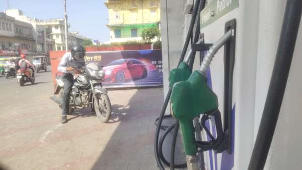 अब दो दिन की सांकेतिक हड़ताल के दौरान भी मांगें नहीं माने जाने पर प्रदेशभर के तमाम पेट्रोल पंप कल से बेमियादी हड़ताल पर जाने वाले हैं। यानि कि ज़रूरी सेवाओं को छोड़कर अन्य तमाम तरह के वाहनों को पेट्रोल पंपों से ना पेट्रोल मिल सकेगा और ना ही डीज़ल।